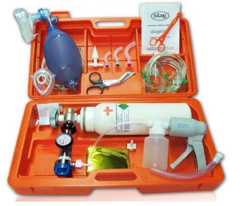 Maleta de emergencia con botella cargada de oxígeno medicinal - Imagen 2